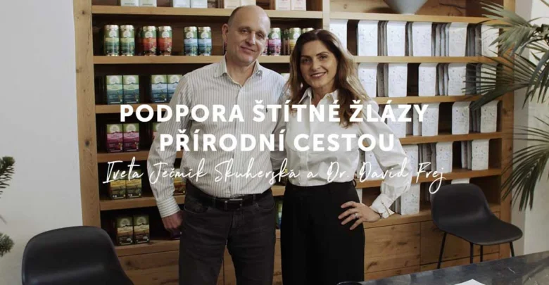 Dva odborníci před regály s přírodními produkty pro podporu štítné žlázy