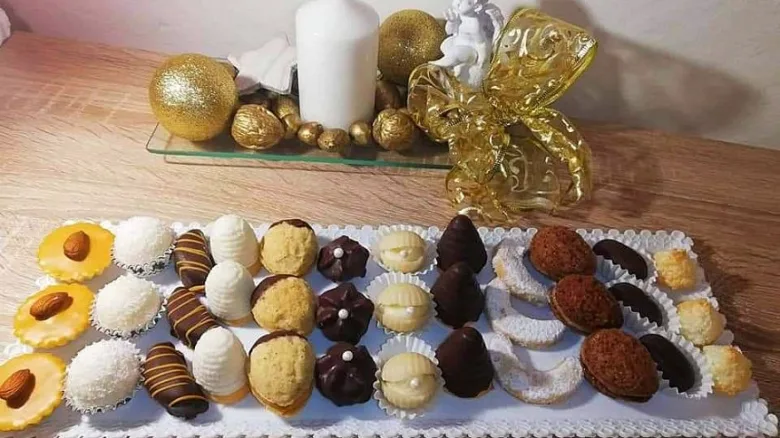 Různá česká vánoční cukroví s zlatými dekoracemi