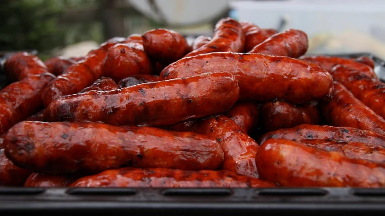 Pile of well-cooked grilled sausages ready to serve.