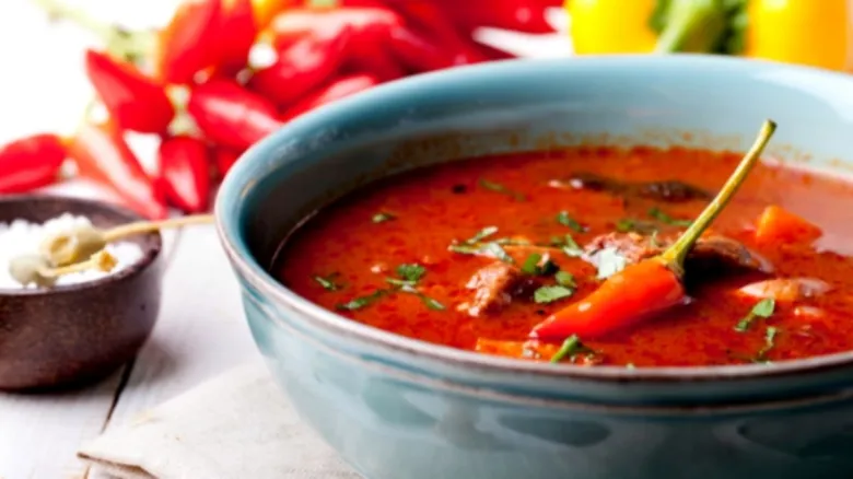 Hustá červená polévka s masem, bylinkami a chilli papričkou.