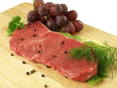 Surové maso s hroznem jako potraviny ředící krev