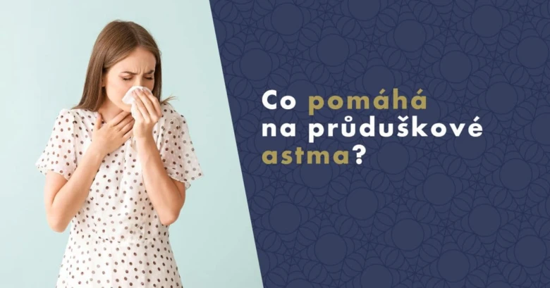 Žena s příznaky astmatu, utírá si nos a drží se za krk