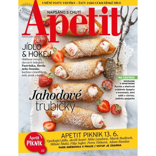 Strawberry filled cannoli na bílém talíři s jahodami.