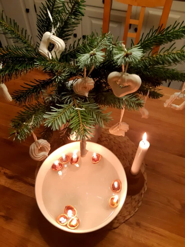 Český adventní rituál s plavícími se svíčkami v misce vody.