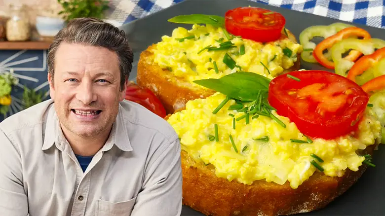 Míchaná vajíčka na toastu s rajčaty a bazalkou