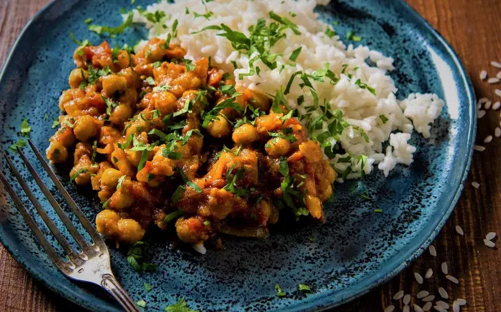 Chana masala s rýží na modrém talíři
