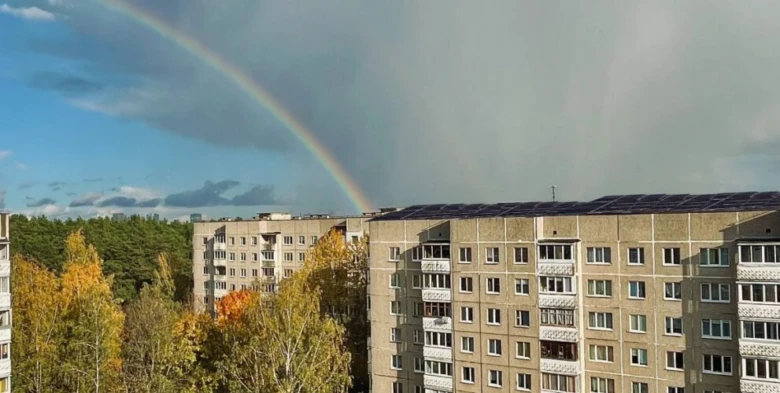 Fotovoltaické panely na střeše bytového domu