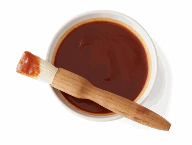 Barbecue omáčka v miskě s štětcem pro natírání