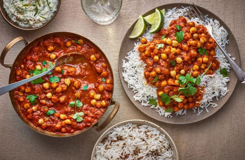 Chana masala s rýží v indické kuchyni.