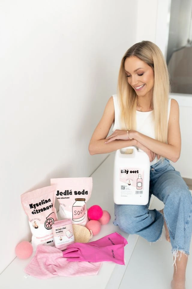 Žena s octem a sodou pro čištění plísně