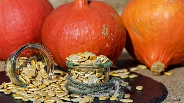 Pumpkin seeds and pumpkins for recipe introduction.