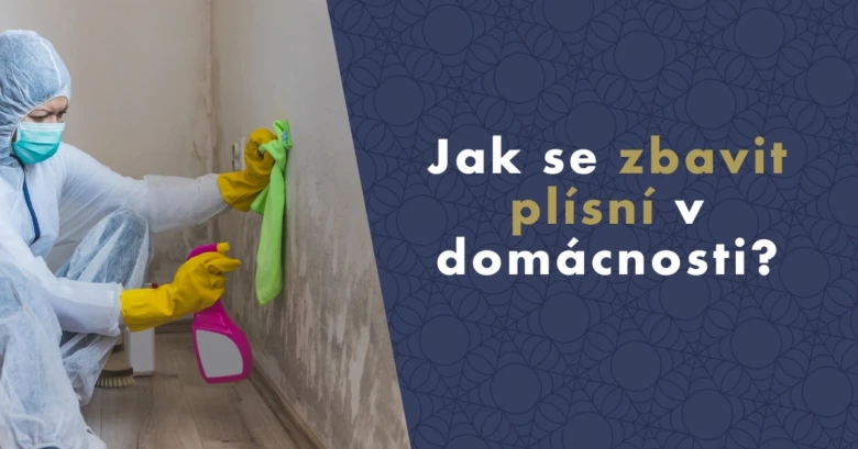 Člověk v ochranném obleku čistí plíseň ze zdi.