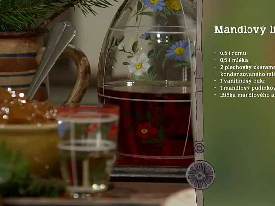 Sklenice domácího mandlového likéru s receptem v češtině.