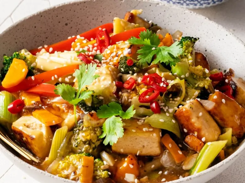 Připravené tofu s zeleninou v omáčce