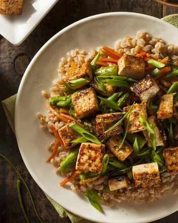 Hotovo jídlo: tofu a zelenina na rýži