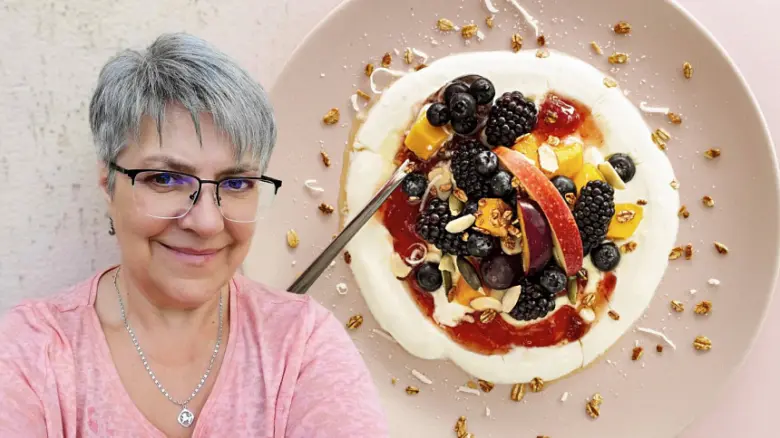 Žena s dezertem bez cukru na talíři.