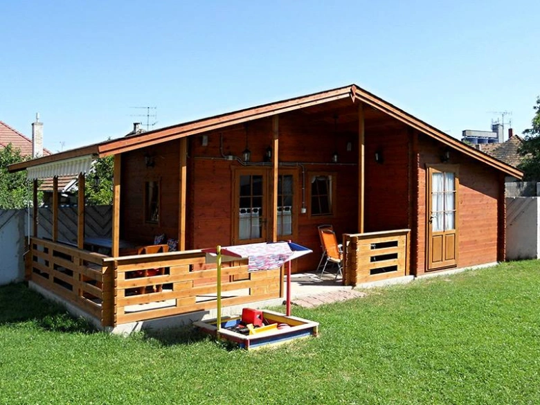 Dřevěná stavba na hranici pozemku s zahradou.