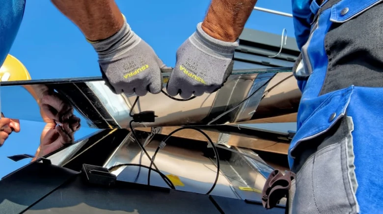 Instalace fotovoltaických panelů na střechu s kabely