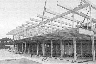 Stavební proces dřevěného stropu s nosnými trámy