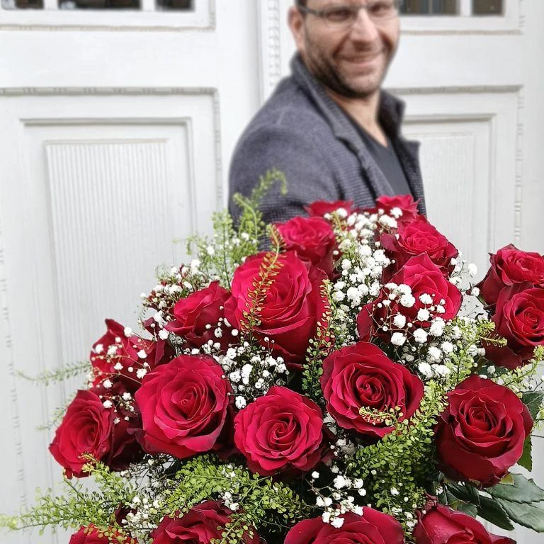 Květina: Červené růže bez vody v kytici.