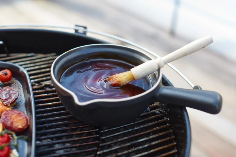 Barbecue omáčka na grilu s kefou