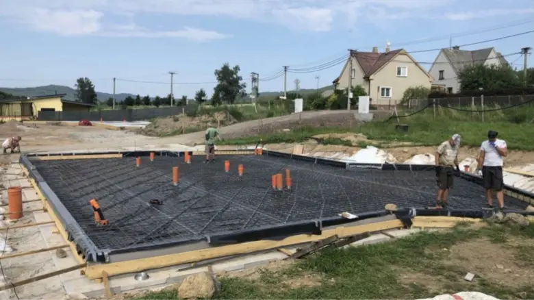 Stavebníci montují plovoucí základovou desku s výztuží