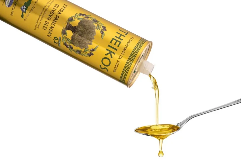 Lžíce s olivovým olejem z lahve na prázdný žaludek