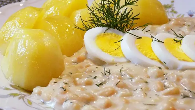 Bílá fazolová omáčka s vejci a bramborami