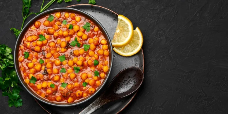 Miska s chana masala, indické jídlo z fazolí.
