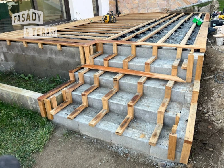 Stavba venkovních dřevěných schodů na betonových blocích