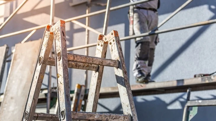 Stavební práce na skeletu s leštěnou při změně stavby