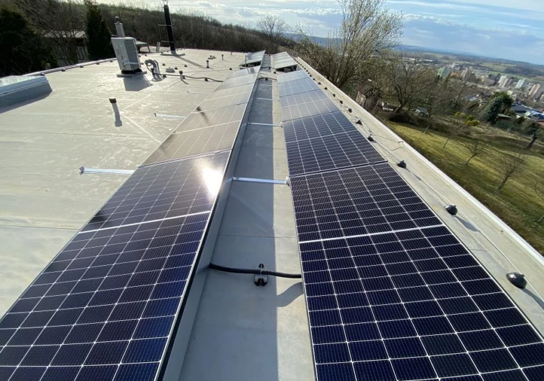 Fotovoltaické panely na střepech nad městem