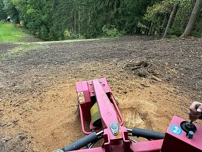 Stump grindař pracuje na odstranění kmenového zbytku v lese