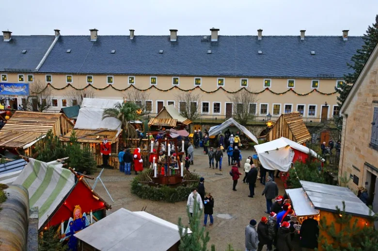 Vánoční trh v Konigsteinu s stánky a návštěvníky.