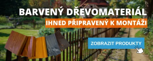 Barvené dřevomateriály pro ploty, připravené k montáži.
