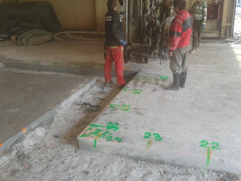 Pracovníci připravují betonovou plochu pro tryskovou injektáž.