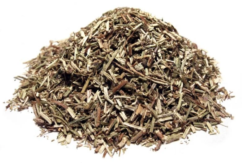 Suchá nasekaná bylinka yzopu Hyssopus officinalis na bílém pozadí.