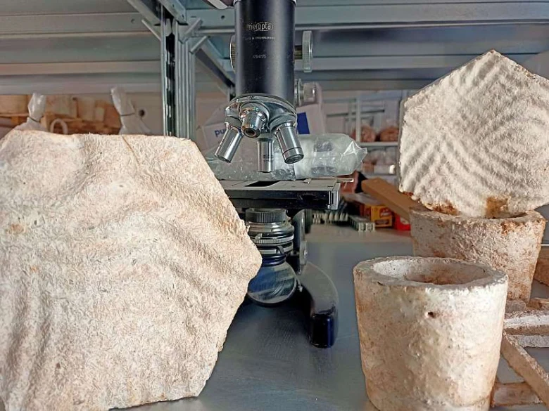 Lávkové stavební materiály zkoumané pod mikroskopem v laboratoři.