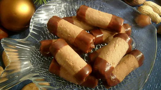 Karamelové cukroví na talíři s ozdobou.