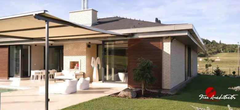 Moderní bungalov s terasou a zahradou