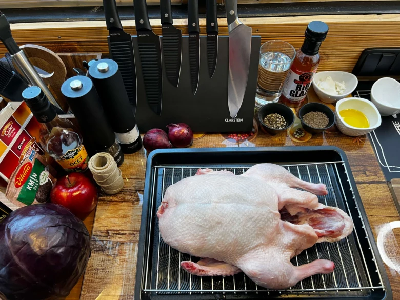 Surová kachna na grilovací mřížce s ingrediencemi pro recept.