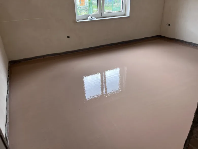 Hotový povrch anhydrytu v interiéru po nalití podlahy.