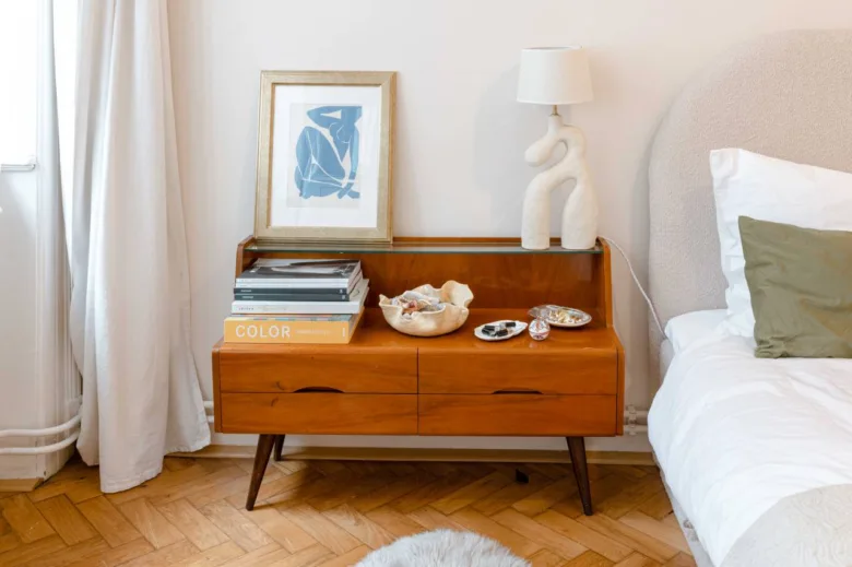 Vintage nábytek ve stylu mid-century modern v ložnici