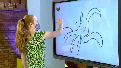 Žena kreslí na digitální tabuli obrázek mrtvice.