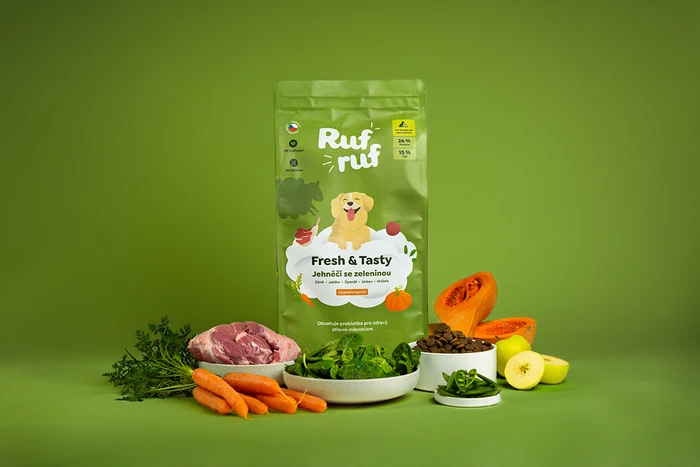 Krmivo pro psy s jehněčím a zeleninou, okolo surové ingredience
