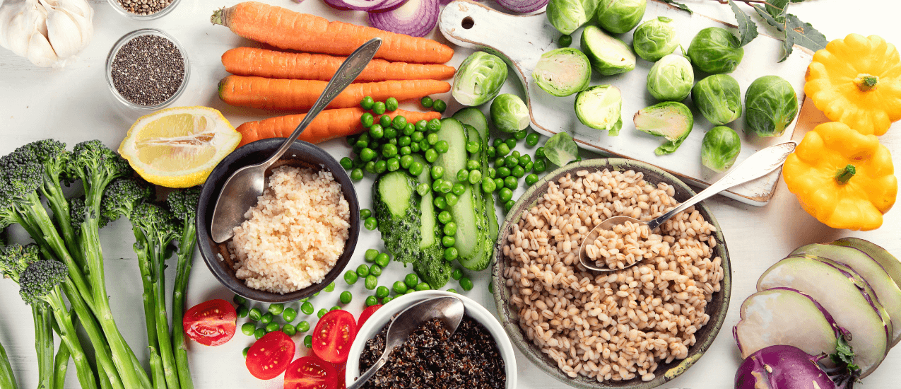 Různé čerstvé zeleniny a obiloviny pro veganskou stravu.