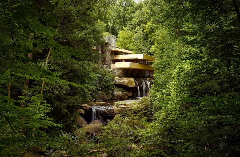 Organická architektura: dům padající vodopád v lese