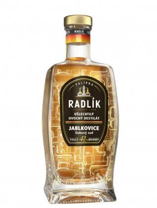 Finská pálenka z jablek v lahvi s etiketou.