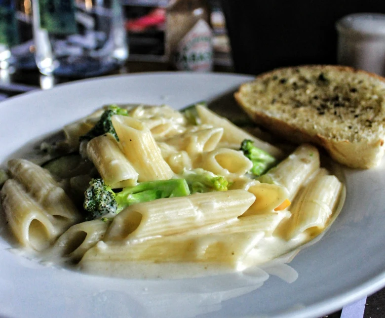 Pasta s brokolicí v husté omáčce bez mouky