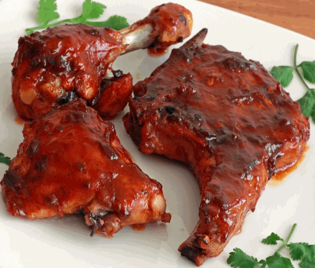 Kuřecí kousky s hořkou barbecuesovou omáčkou na talíři